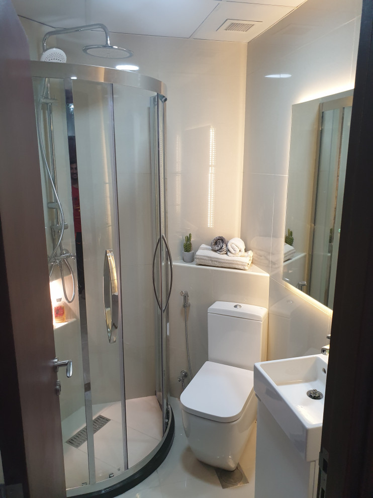 Foto de cuarto de baño único moderno pequeño con armarios con paneles lisos, ducha esquinera, baldosas y/o azulejos de cerámica y paredes beige