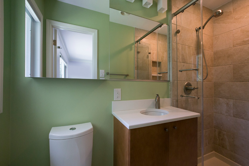 Idéer för att renovera ett litet funkis vit vitt en-suite badrum, med ett undermonterad handfat, släta luckor, skåp i mellenmörkt trä, bänkskiva i kvarts, en dusch i en alkov, flerfärgad kakel, porslinskakel, gröna väggar, klinkergolv i porslin, en toalettstol med separat cisternkåpa, beiget golv och dusch med gångjärnsdörr