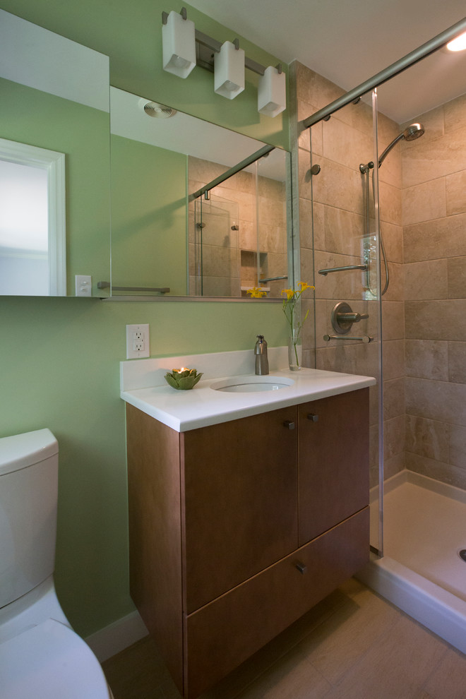 Inredning av ett modernt litet vit vitt en-suite badrum, med ett undermonterad handfat, släta luckor, skåp i mellenmörkt trä, bänkskiva i kvarts, en dusch i en alkov, en toalettstol med separat cisternkåpa, flerfärgad kakel, porslinskakel, gröna väggar, klinkergolv i porslin, beiget golv och dusch med gångjärnsdörr