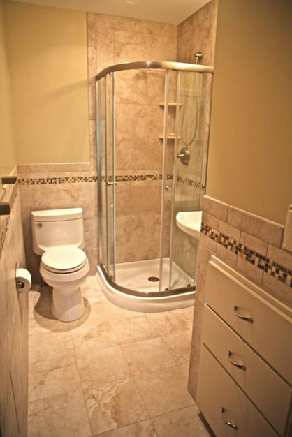 Exempel på ett litet modernt badrum med dusch, med ett piedestal handfat, en hörndusch, en toalettstol med hel cisternkåpa, beige kakel, beige väggar och klinkergolv i keramik