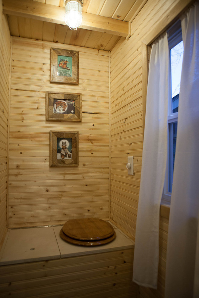 Foto på ett litet vintage en-suite badrum, med skåp i ljust trä, träbänkskiva, en hörndusch och mellanmörkt trägolv