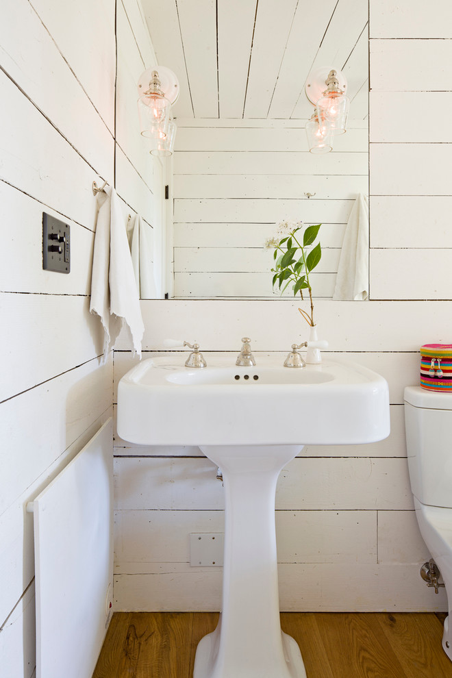 Idée de décoration pour une salle de bain champêtre avec un lavabo de ferme.