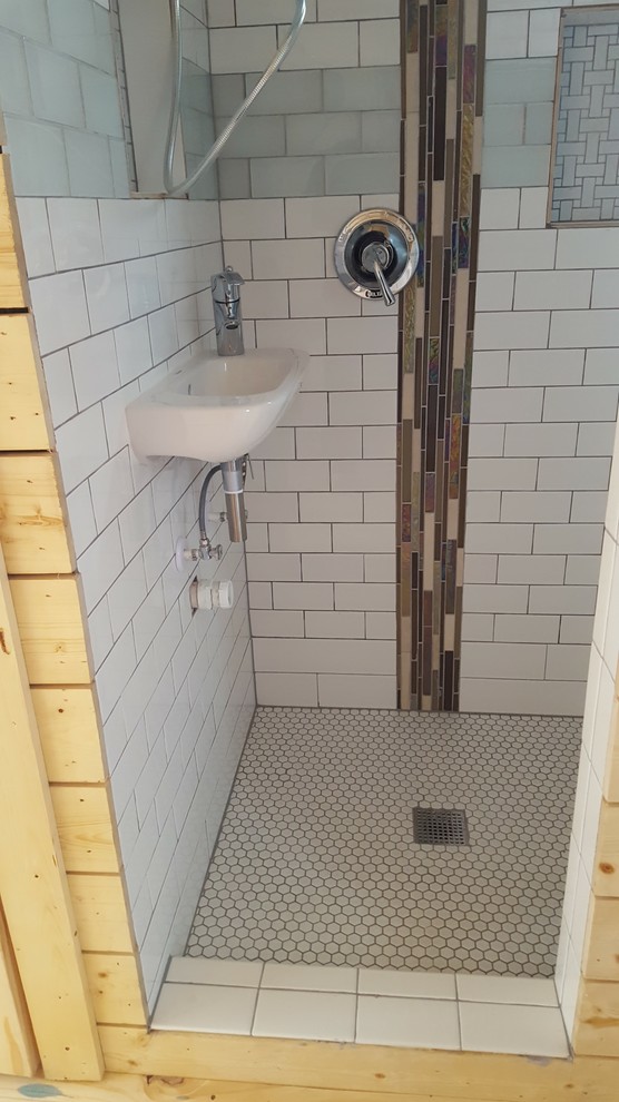 Exemple d'une petite salle de bain principale craftsman avec un espace douche bain, WC à poser, un carrelage blanc, un carrelage métro, un mur blanc, un sol en carrelage de terre cuite et un lavabo suspendu.