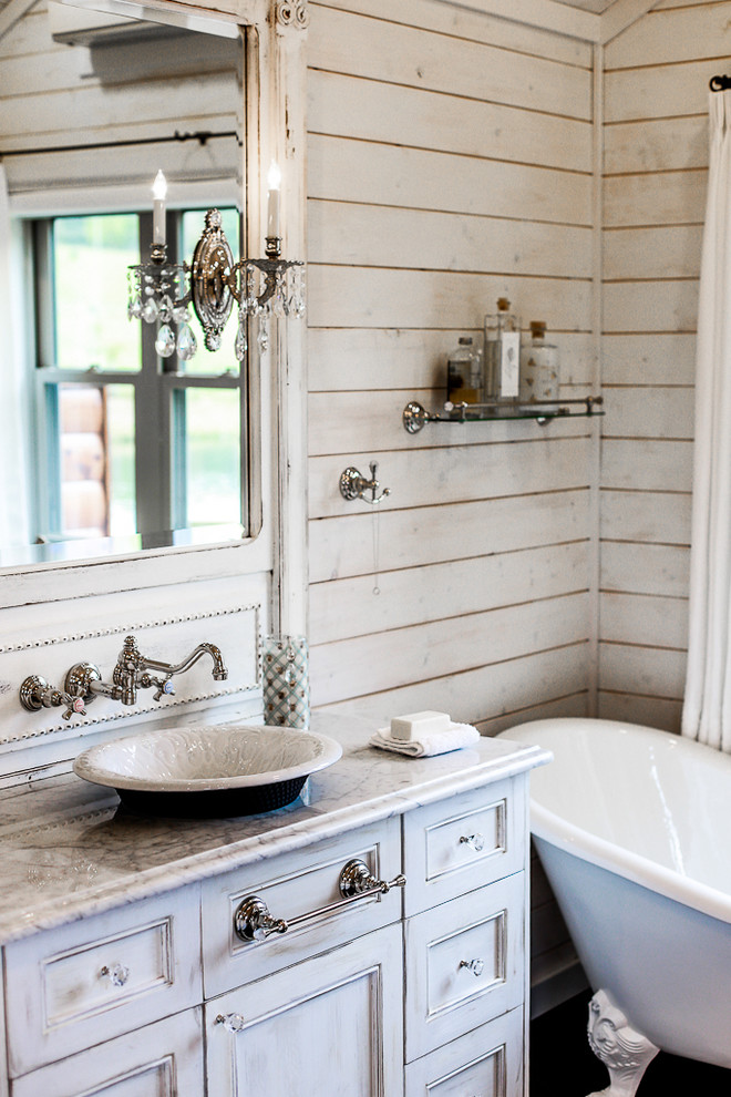 Стильный дизайн: маленькая главная ванная комната в стиле шебби-шик с фасадами с утопленной филенкой, белыми фасадами, ванной на ножках, раздельным унитазом, черной плиткой, керамогранитной плиткой, белыми стенами, полом из керамогранита, настольной раковиной и мраморной столешницей для на участке и в саду - последний тренд