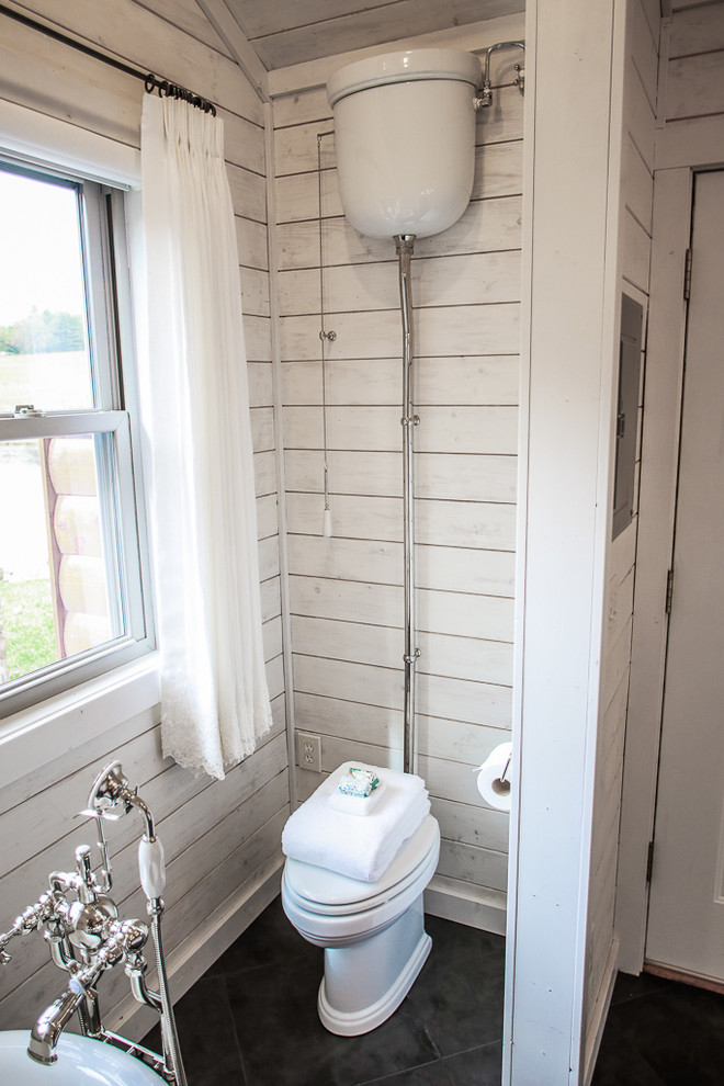 Idéer för små shabby chic-inspirerade en-suite badrum, med luckor med infälld panel, vita skåp, ett fristående badkar, en vägghängd toalettstol, svart kakel, porslinskakel, vita väggar, klinkergolv i porslin, ett fristående handfat och marmorbänkskiva