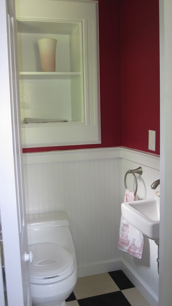 Пример оригинального дизайна: маленькая ванная комната в классическом стиле с подвесной раковиной и полом из линолеума для на участке и в саду