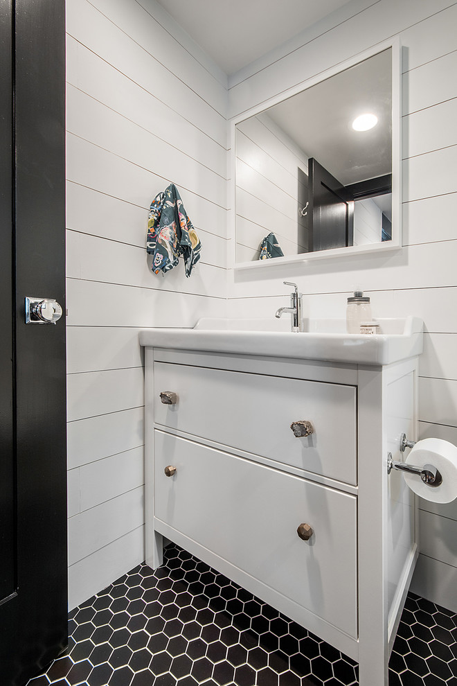 Источник вдохновения для домашнего уюта: ванная комната в стиле фьюжн с фасадами островного типа, белыми фасадами, ванной в нише и белой плиткой