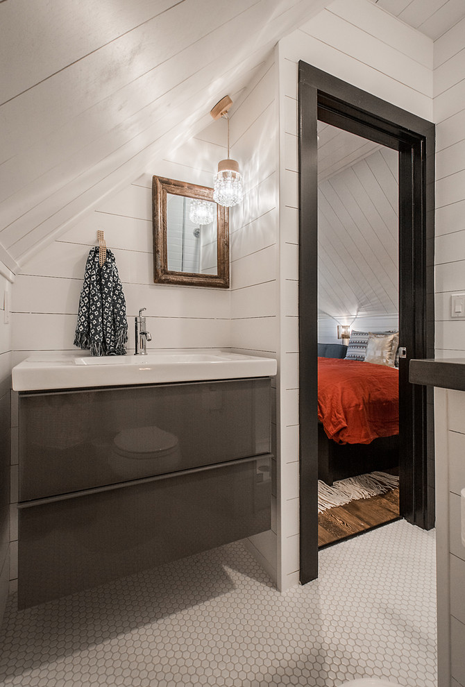 Пример оригинального дизайна: ванная комната в стиле фьюжн с фасадами островного типа, белыми фасадами, ванной в нише и белой плиткой
