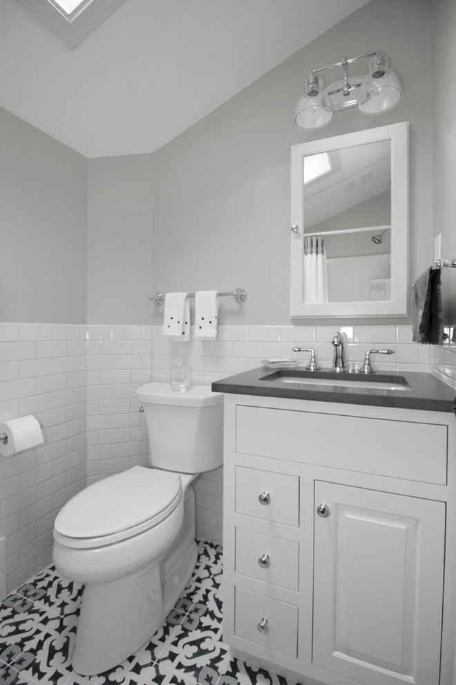 Inspiration för små klassiska grått en-suite badrum, med skåp i shakerstil, vita skåp, ett badkar i en alkov, en dusch/badkar-kombination, en toalettstol med separat cisternkåpa, vit kakel, keramikplattor, gröna väggar, klinkergolv i keramik, ett undermonterad handfat, bänkskiva i kvarts, flerfärgat golv och dusch med duschdraperi