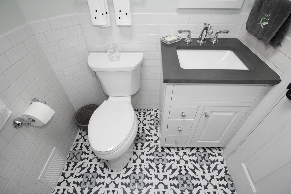 Foto på ett litet vintage grå en-suite badrum, med skåp i shakerstil, vita skåp, ett badkar i en alkov, en dusch/badkar-kombination, en toalettstol med separat cisternkåpa, vit kakel, keramikplattor, gröna väggar, klinkergolv i keramik, ett undermonterad handfat, bänkskiva i kvarts, flerfärgat golv och dusch med duschdraperi