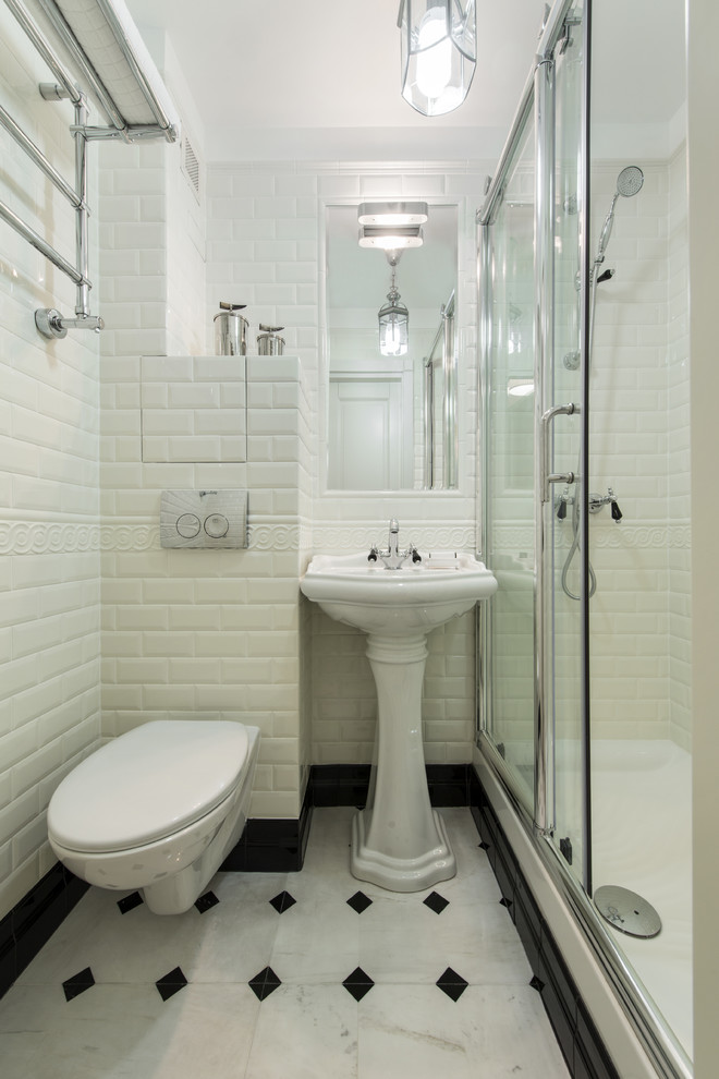 Idéer för ett klassiskt badrum med dusch, med en dusch i en alkov, en vägghängd toalettstol, vit kakel, tunnelbanekakel, vita väggar och ett piedestal handfat