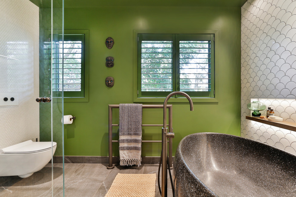 Стильный дизайн: ванная комната среднего размера в морском стиле с плоскими фасадами, черными фасадами, отдельно стоящей ванной, душем без бортиков, инсталляцией, белой плиткой, керамической плиткой, зелеными стенами, полом из керамогранита, душевой кабиной, подвесной раковиной, столешницей терраццо, черным полом, душем с распашными дверями и черной столешницей - последний тренд