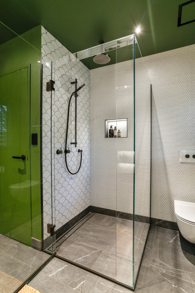Идея дизайна: ванная комната среднего размера в морском стиле с плоскими фасадами, черными фасадами, отдельно стоящей ванной, душем без бортиков, инсталляцией, белой плиткой, керамической плиткой, зелеными стенами, полом из керамогранита, душевой кабиной, подвесной раковиной, столешницей терраццо, черным полом, душем с распашными дверями и черной столешницей