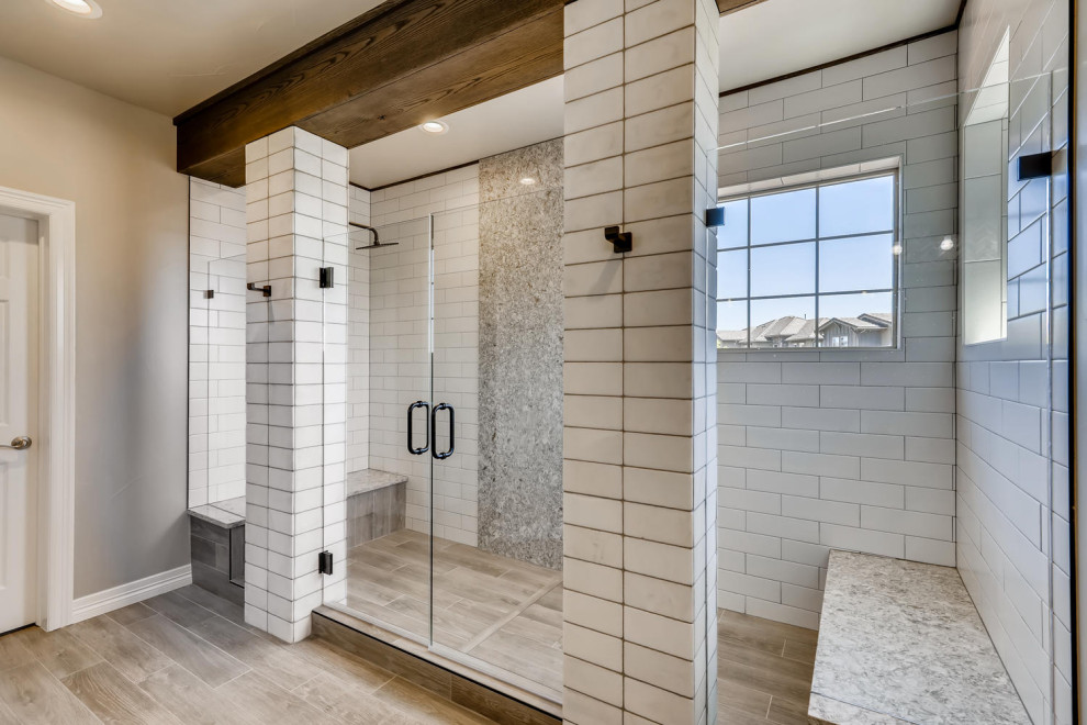 Klassisk inredning av ett stort vit vitt en-suite badrum, med luckor med upphöjd panel, skåp i mellenmörkt trä, en dubbeldusch, vit kakel, keramikplattor, beige väggar, laminatgolv, ett undermonterad handfat, bänkskiva i kvarts, beiget golv och dusch med gångjärnsdörr