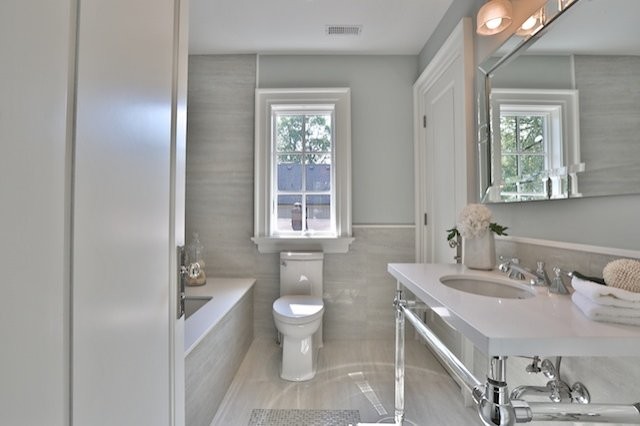This is an example of a classic bathroom in Toronto with porcelain tiles.