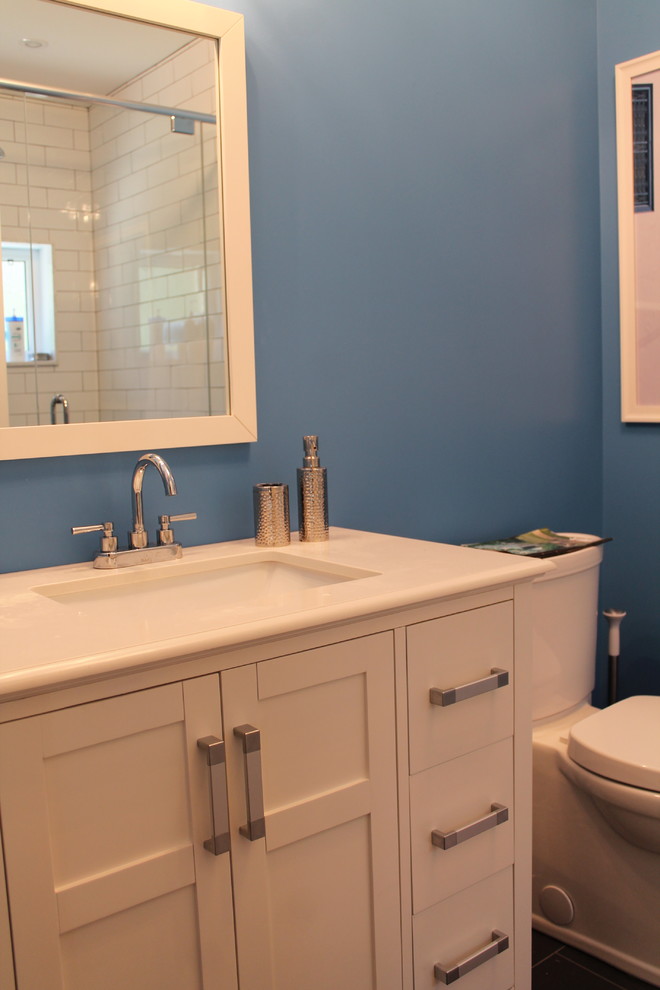 На фото: главная ванная комната среднего размера в стиле неоклассика (современная классика) с врезной раковиной, фасадами в стиле шейкер, белыми фасадами, мраморной столешницей, двойным душем, унитазом-моноблоком, белой плиткой, керамогранитной плиткой, синими стенами и полом из керамогранита