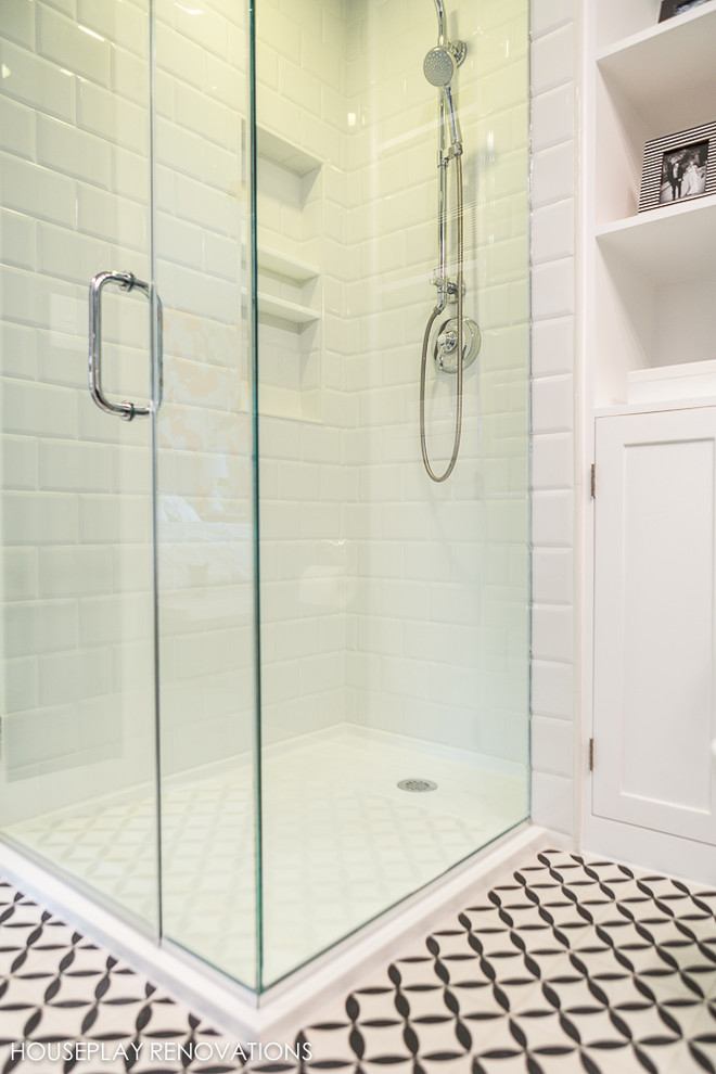 Foto på ett mellanstort funkis en-suite badrum, med en hörndusch, vit kakel, tunnelbanekakel och mosaikgolv