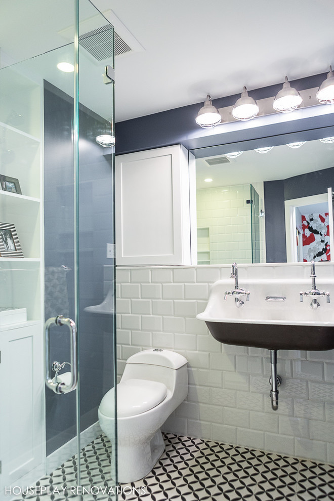 Inspiration för mellanstora moderna en-suite badrum, med ett väggmonterat handfat, en hörndusch, en toalettstol med hel cisternkåpa, vit kakel, tunnelbanekakel och mosaikgolv