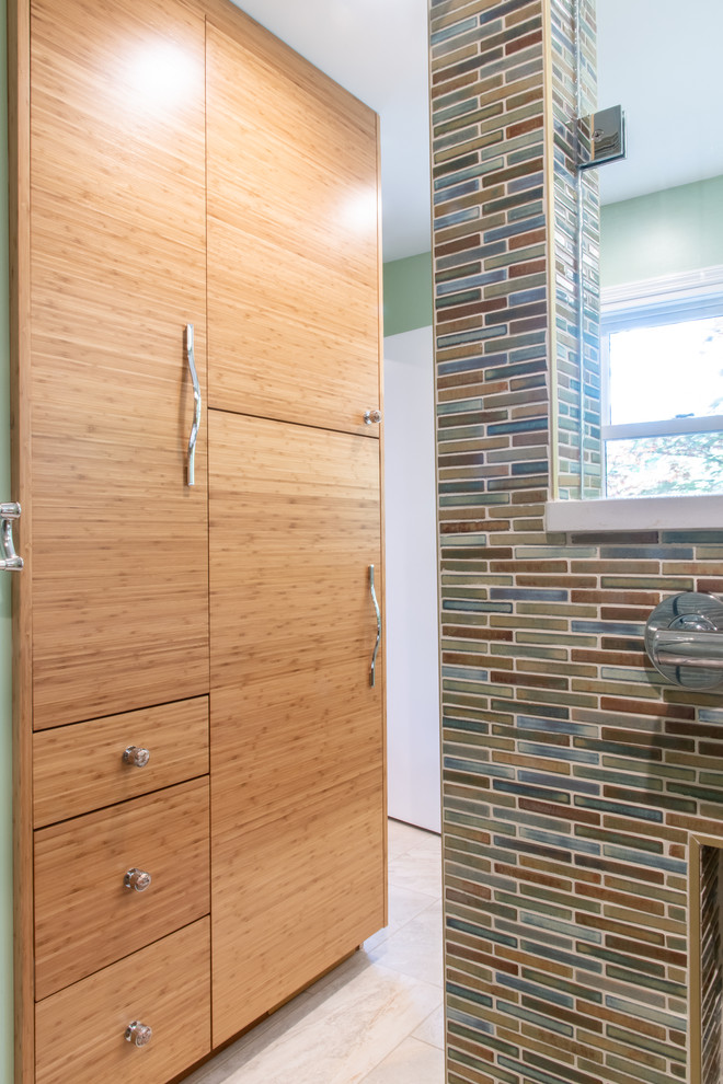 Источник вдохновения для домашнего уюта: маленькая главная ванная комната в стиле фьюжн с плоскими фасадами, бежевыми фасадами, накладной ванной, душем в нише, раздельным унитазом, разноцветной плиткой, плиткой мозаикой, белыми стенами, мраморным полом, врезной раковиной, столешницей из искусственного кварца, белым полом, шторкой для ванной и бежевой столешницей для на участке и в саду