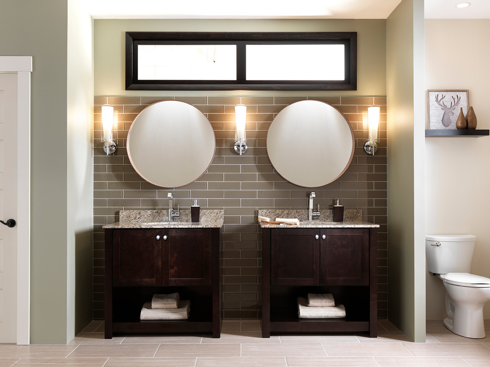 Foto de cuarto de baño principal actual con armarios estilo shaker, puertas de armario de madera en tonos medios y encimera de granito