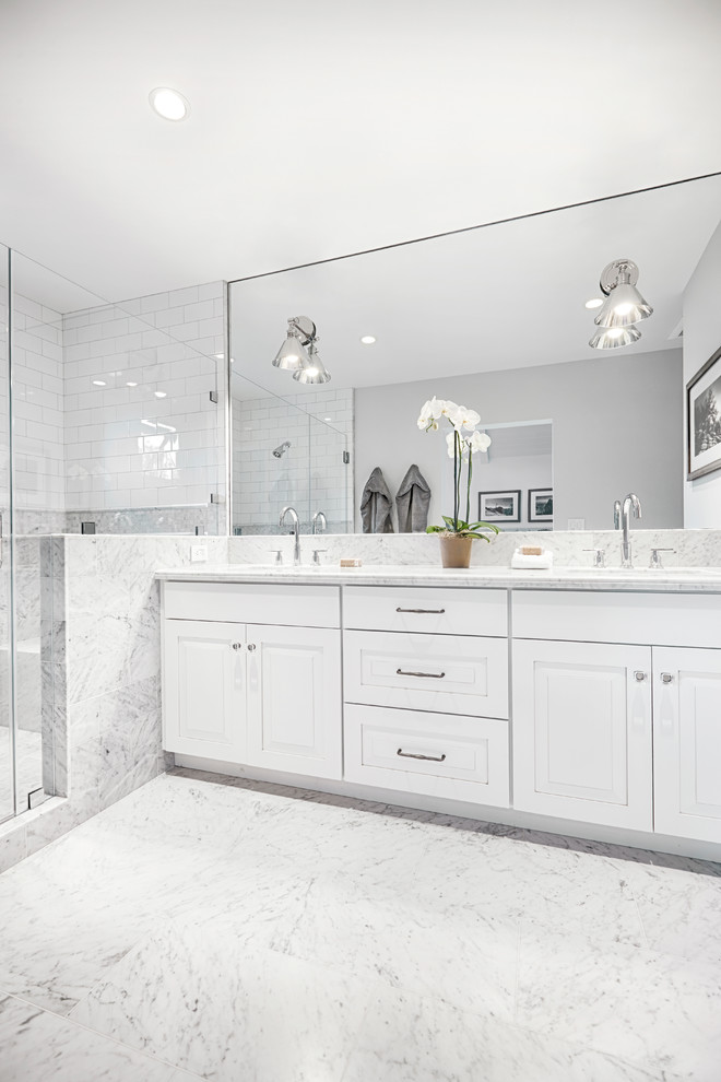 Esempio di una grande stanza da bagno padronale country con lavabo sottopiano, ante in stile shaker, ante bianche, top in granito, piastrelle bianche, piastrelle a mosaico, pareti bianche e parquet chiaro