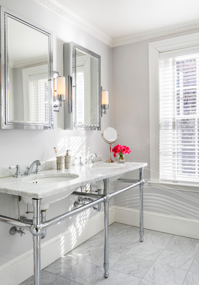 Klassisches Badezimmer mit grauer Wandfarbe, Unterbauwaschbecken, grauem Boden, weißer Waschtischplatte und Doppelwaschbecken in Boston