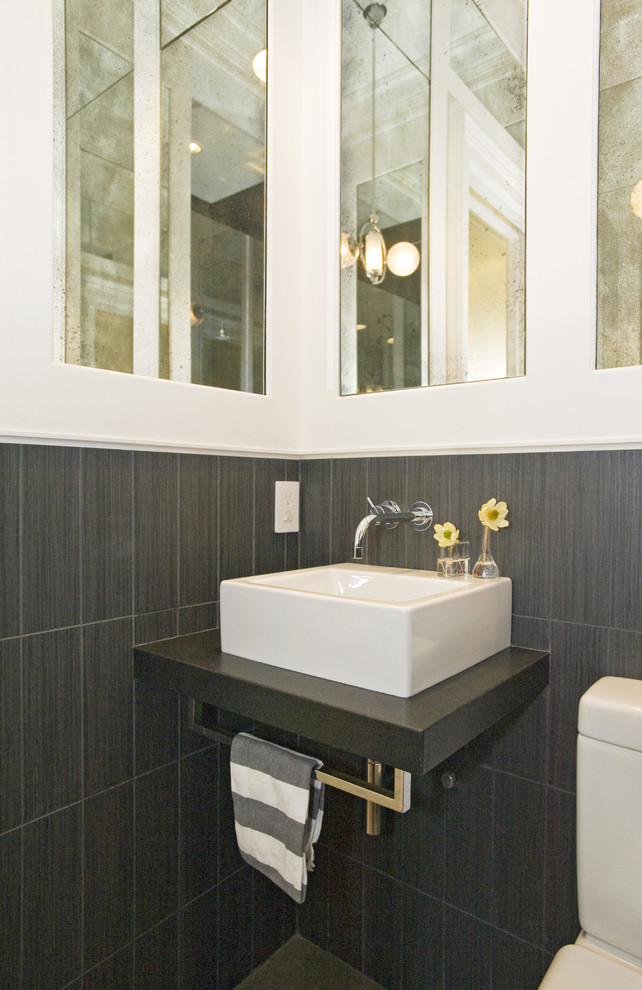 Modelo de cuarto de baño minimalista con lavabo sobreencimera y baldosas y/o azulejos grises