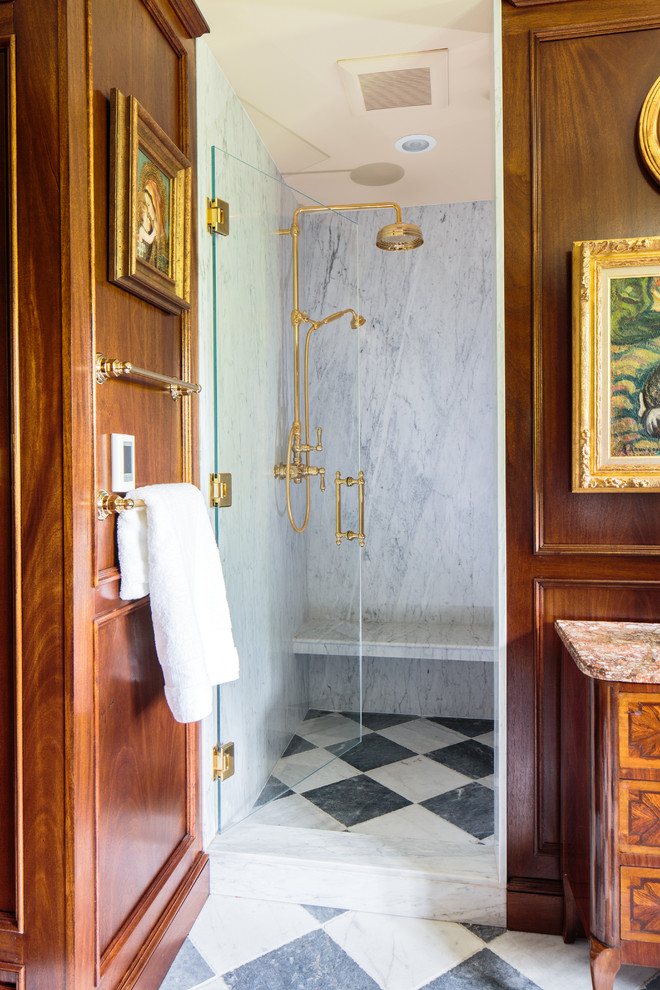 Foto på ett mycket stort vintage en-suite badrum, med luckor med upphöjd panel, skåp i mörkt trä, en dusch i en alkov, vit kakel, stenhäll, vita väggar, klinkergolv i keramik, ett integrerad handfat och granitbänkskiva