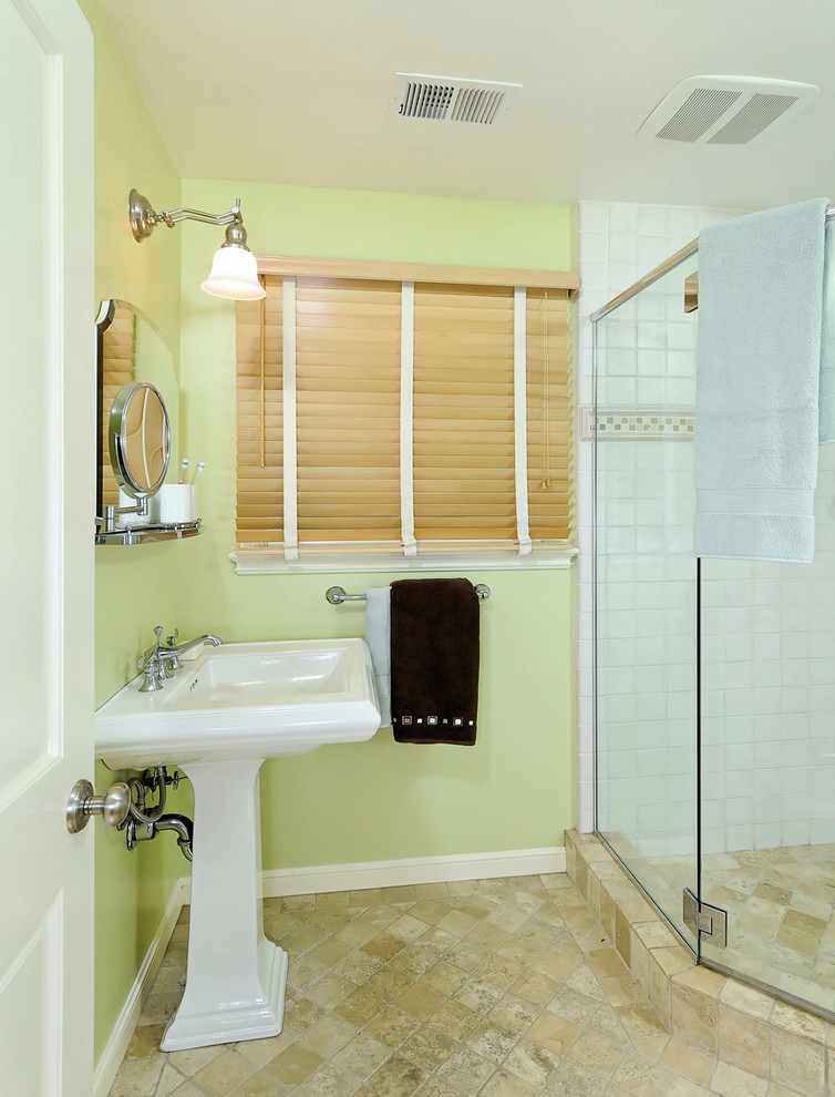 Immagine di una stanza da bagno tradizionale con lavabo a colonna e pareti verdi