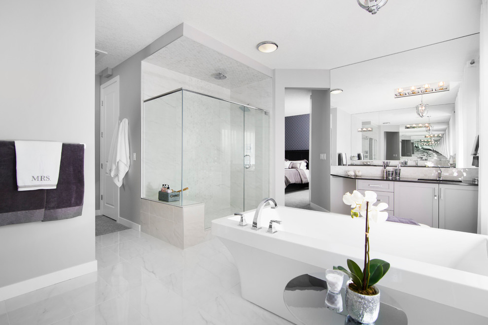 Idéer för stora vintage en-suite badrum, med skåp i shakerstil, beige skåp, ett fristående badkar, en hörndusch, vit kakel, grå väggar, marmorgolv, granitbänkskiva och ett nedsänkt handfat