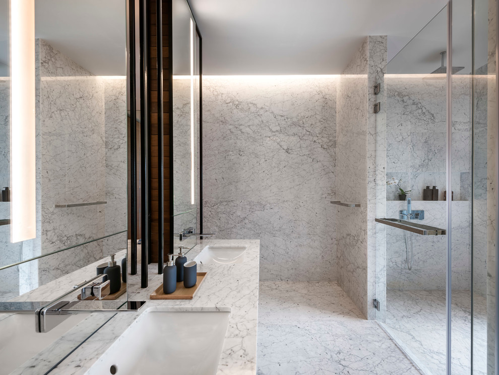 Diseño de cuarto de baño contemporáneo con ducha empotrada y lavabo bajoencimera