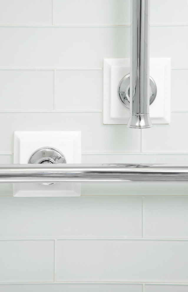 Imagen de cuarto de baño moderno con baldosas y/o azulejos blancos y baldosas y/o azulejos de vidrio