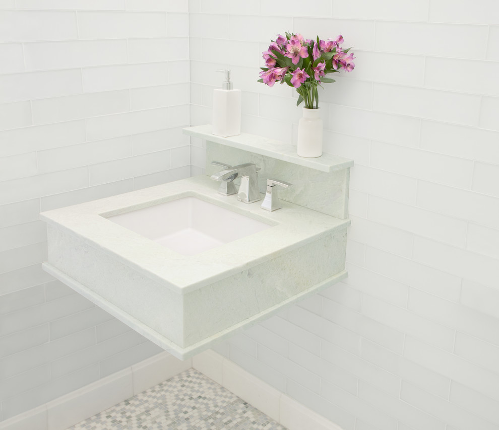 Ispirazione per una stanza da bagno minimalista con piastrelle bianche, piastrelle di vetro, pavimento in marmo, top in marmo, pavimento multicolore e top verde