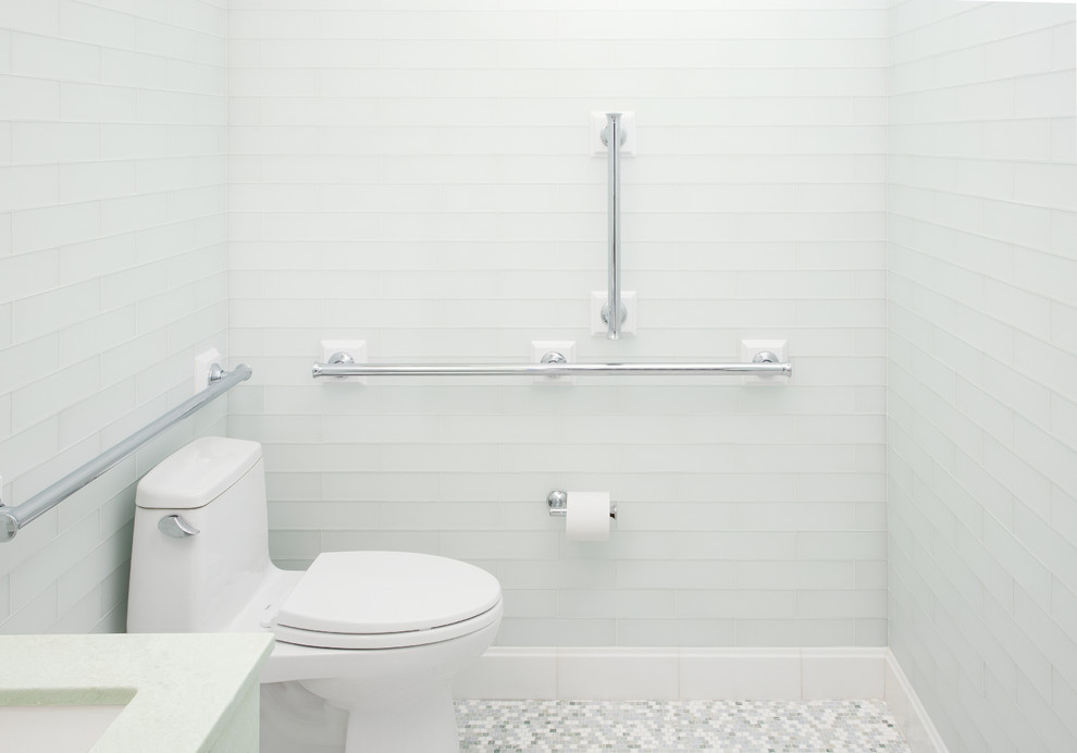 Modernes Badezimmer mit weißen Fliesen, Glasfliesen, Marmorboden, Marmor-Waschbecken/Waschtisch, buntem Boden und grüner Waschtischplatte