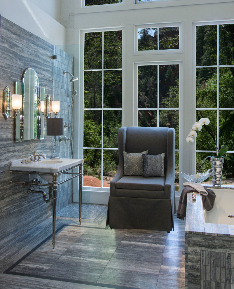 Стильный дизайн: ванная комната в стиле неоклассика (современная классика) с полновстраиваемой ванной и раковиной с пьедесталом - последний тренд