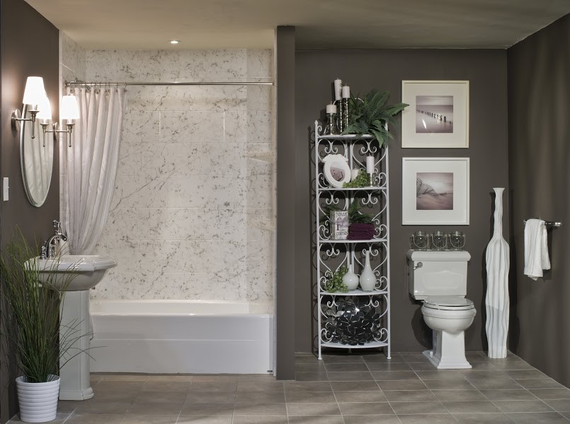 Inspiration för ett mellanstort funkis badrum, med en dusch/badkar-kombination, en toalettstol med separat cisternkåpa, svart och vit kakel, grå kakel, porslinskakel, bruna väggar, klinkergolv i keramik, ett piedestal handfat och dusch med duschdraperi