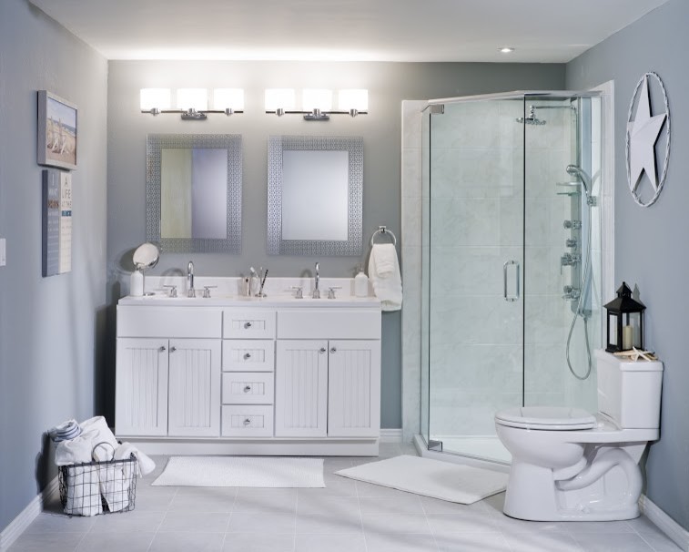 Idéer för att renovera ett mellanstort vintage badrum med dusch, med luckor med profilerade fronter, vita skåp, en hörndusch, en toalettstol med separat cisternkåpa, vit kakel, keramikplattor, grå väggar, klinkergolv i keramik, ett undermonterad handfat, grått golv och dusch med gångjärnsdörr