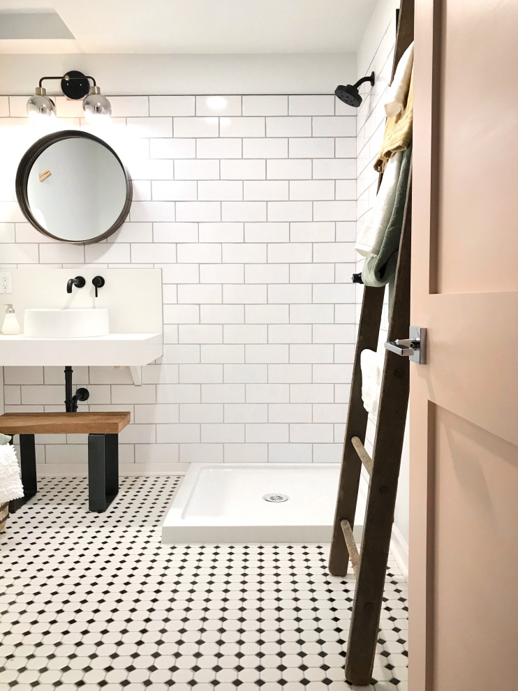 Bild på ett litet industriellt vit vitt badrum med dusch, med en hörndusch, en toalettstol med separat cisternkåpa, vit kakel, keramikplattor, vita väggar, klinkergolv i keramik, ett fristående handfat, bänkskiva i kvarts och vitt golv