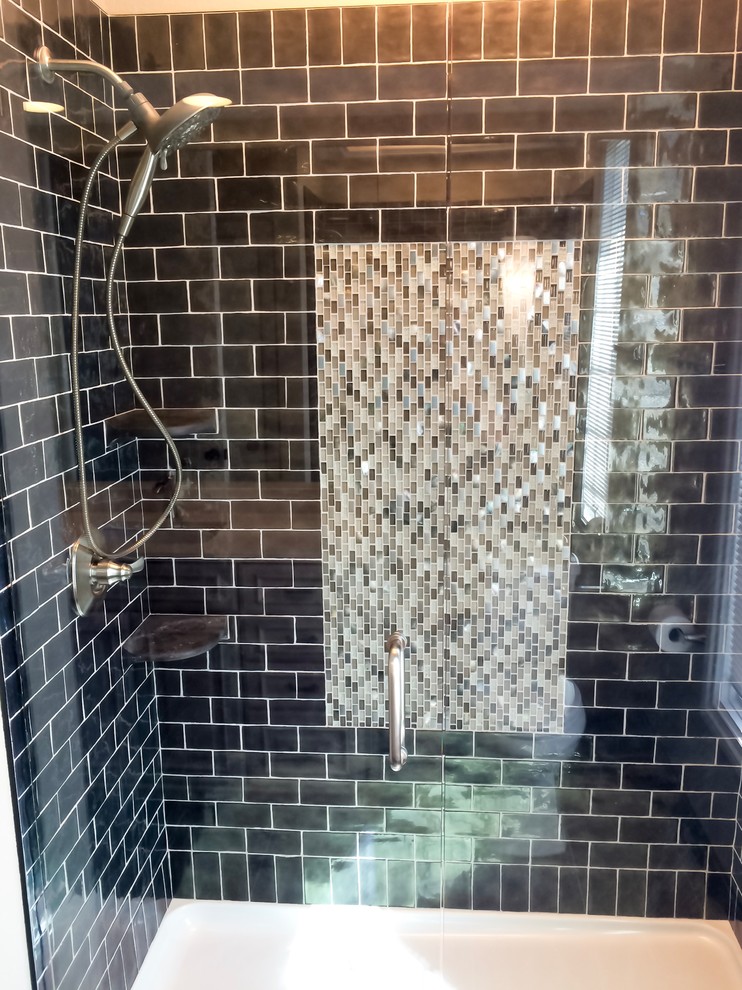 Idéer för mellanstora funkis badrum, med en öppen dusch, flerfärgad kakel, porslinskakel och dusch med gångjärnsdörr