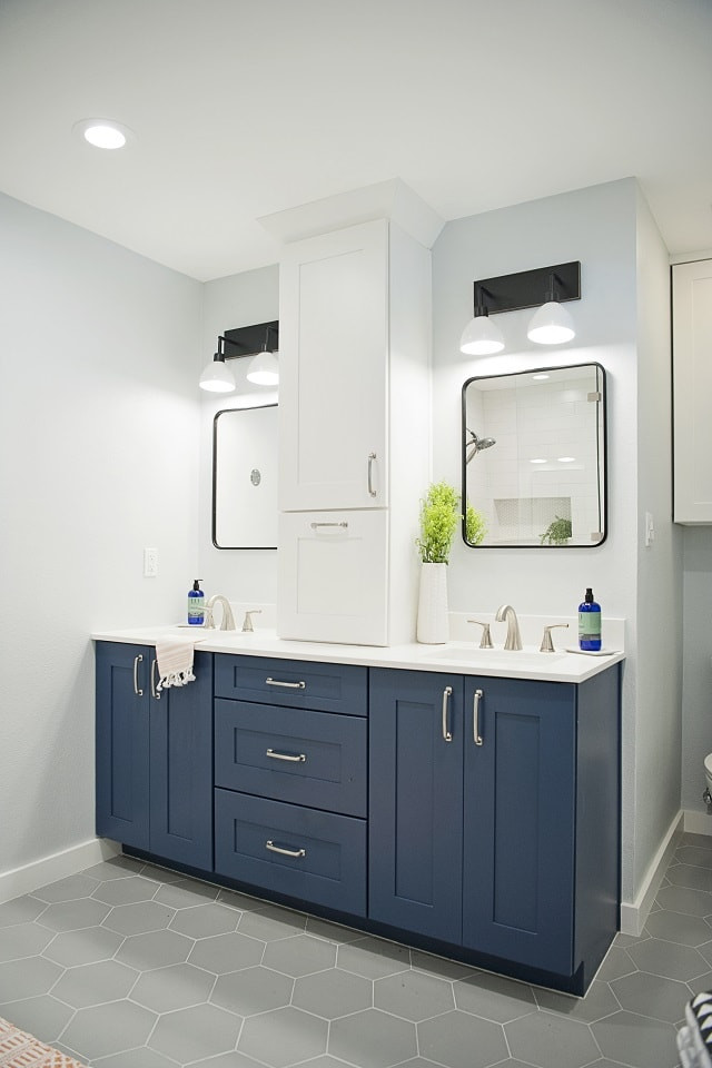 Стильный дизайн: главная ванная комната среднего размера в стиле ретро с фасадами в стиле шейкер, синими фасадами, врезной раковиной, белой столешницей, тумбой под две раковины и встроенной тумбой - последний тренд