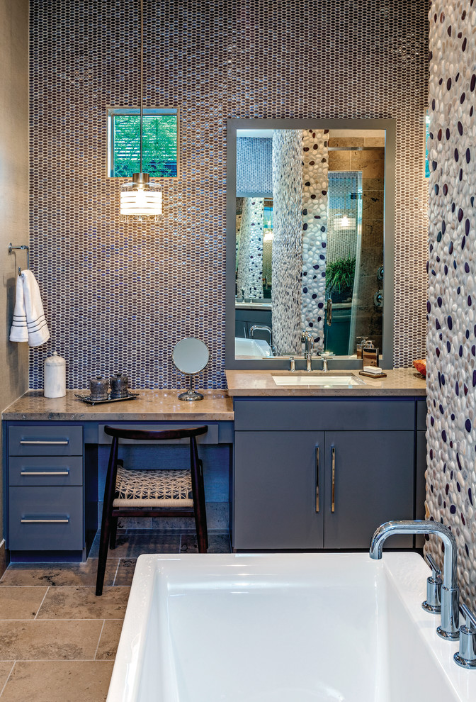 Ispirazione per una stanza da bagno padronale minimal con ante lisce, ante blu, piastrelle multicolore, piastrelle a mosaico e lavabo sottopiano