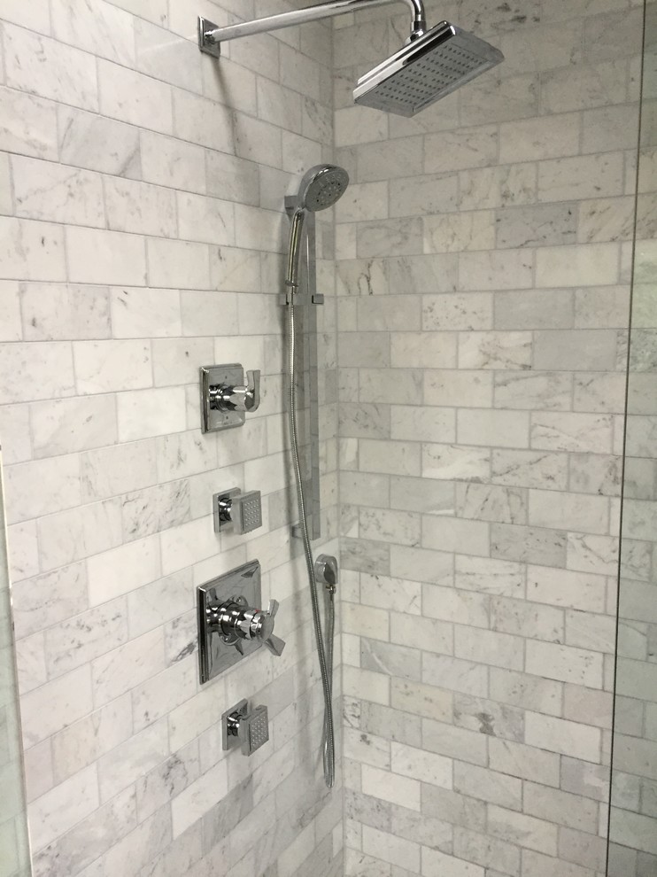 Aménagement d'une grande douche en alcôve principale contemporaine en bois clair avec un placard en trompe-l'oeil, une baignoire d'angle, un carrelage gris, des carreaux de céramique, un mur gris et un sol en marbre.