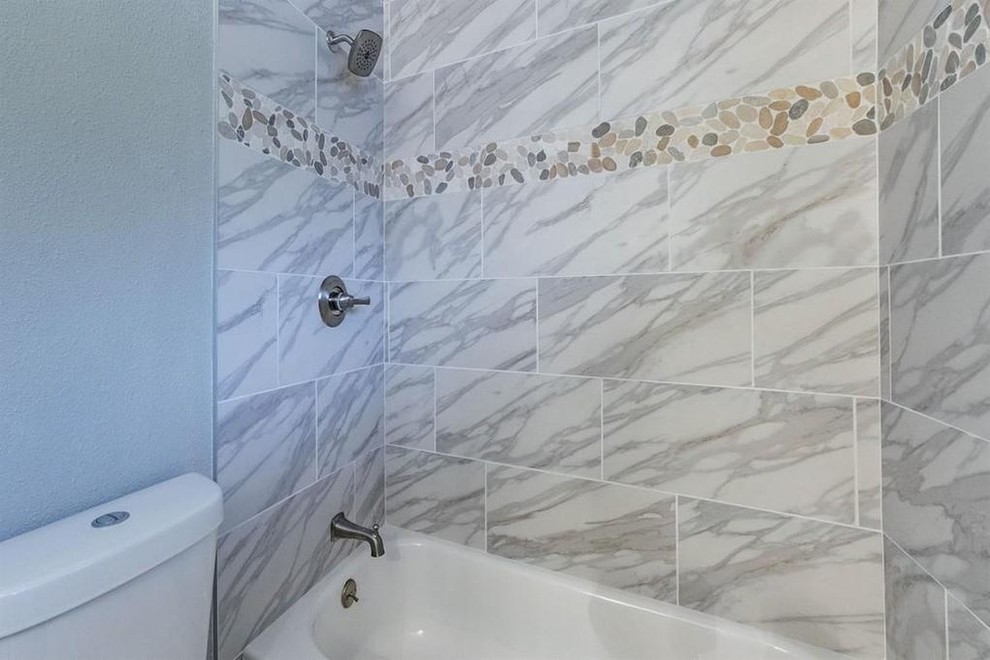 Inspiration för mellanstora klassiska en-suite badrum, med skåp i shakerstil, vita skåp, grå väggar, ett nedsänkt handfat, marmorbänkskiva, ett badkar i en alkov och en dusch/badkar-kombination