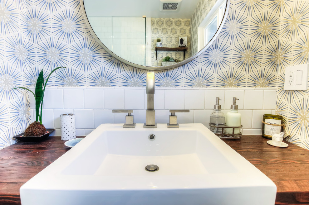 Источник вдохновения для домашнего уюта: ванная комната среднего размера в современном стиле с открытыми фасадами, душем над ванной, белой плиткой, керамогранитной плиткой, разноцветными стенами, полом из мозаичной плитки, столешницей из дерева, синим полом, душем с распашными дверями, темными деревянными фасадами, душевой кабиной, накладной раковиной и унитазом-моноблоком