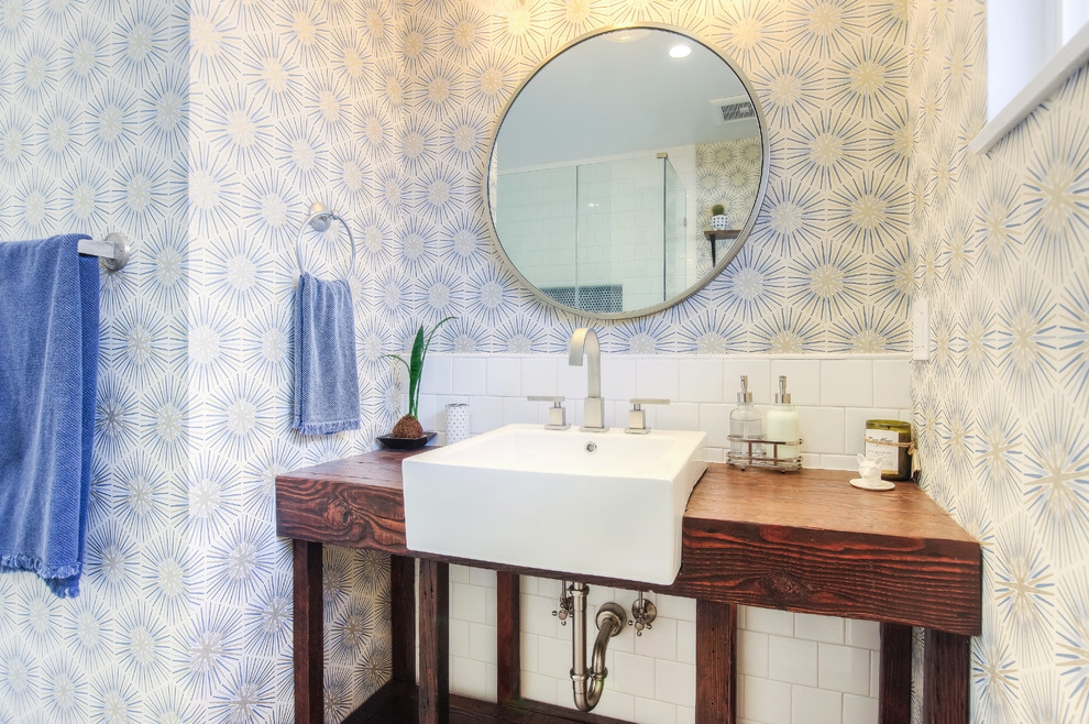 Idéer för att renovera ett mellanstort funkis badrum med dusch, med öppna hyllor, en dusch/badkar-kombination, vit kakel, porslinskakel, flerfärgade väggar, mosaikgolv, träbänkskiva, blått golv, dusch med gångjärnsdörr, skåp i mörkt trä, ett nedsänkt handfat och en toalettstol med hel cisternkåpa