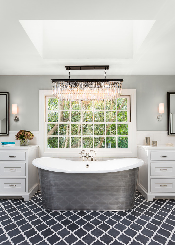 Источник вдохновения для домашнего уюта: большая главная ванная комната в стиле неоклассика (современная классика) с отдельно стоящей ванной и серыми стенами
