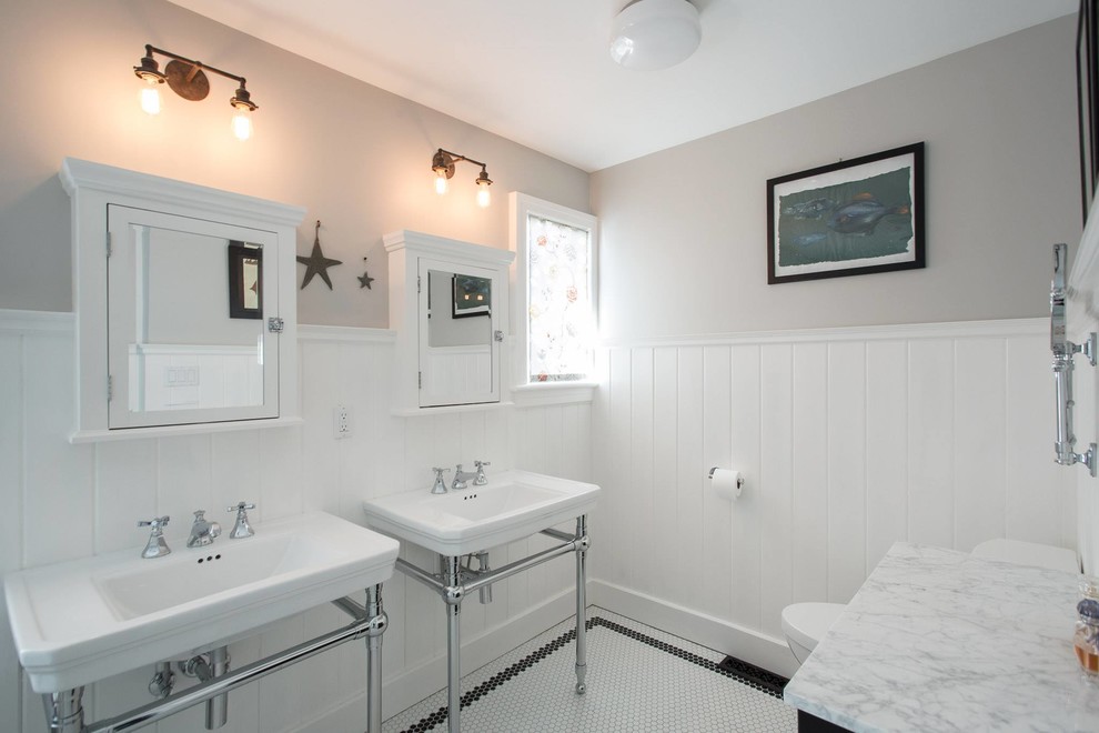 Inspiration för ett mellanstort vintage en-suite badrum, med luckor med infälld panel, svarta skåp, ett badkar med tassar, en öppen dusch, vit kakel, keramikplattor, grå väggar, klinkergolv i keramik, ett piedestal handfat och marmorbänkskiva