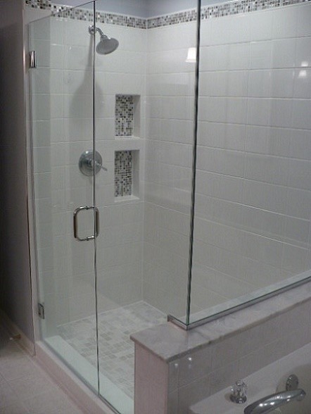 Пример оригинального дизайна: главная ванная комната среднего размера в стиле неоклассика (современная классика) с монолитной раковиной, столешницей из искусственного камня, белой плиткой, керамической плиткой, серыми стенами и полом из керамической плитки