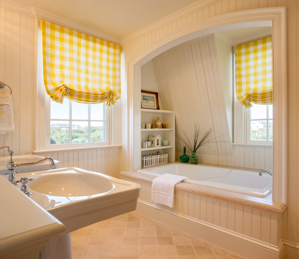 Imagen de cuarto de baño marinero con armarios abiertos, bañera encastrada, paredes beige y suelo beige