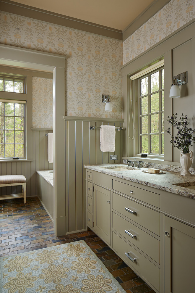 На фото: главная ванная комната в стиле кантри с полновстраиваемой ванной, полом из сланца, врезной раковиной, плоскими фасадами, зелеными фасадами и разноцветными стенами с